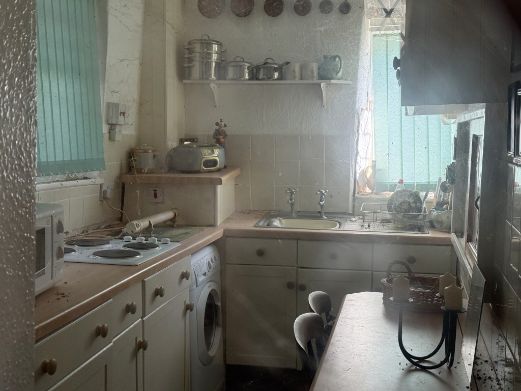 Lot: 52 - STRUCTURALLY DAMAGED DETACHED COTTAGE FOR IMPROVEMENT WITH GARAGE - Kitchen with fitted units